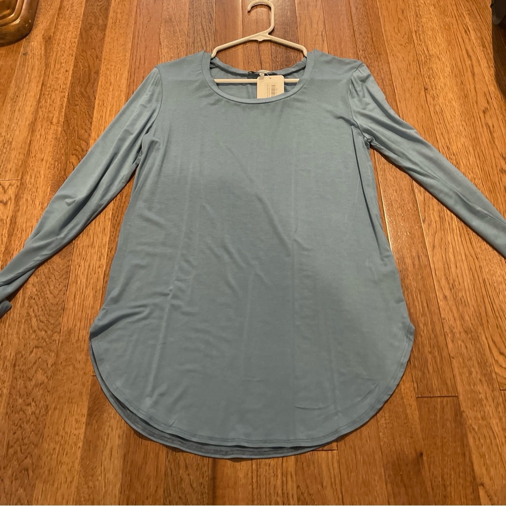 Women’s Emma’s closet size small blue tunic top. New without tags